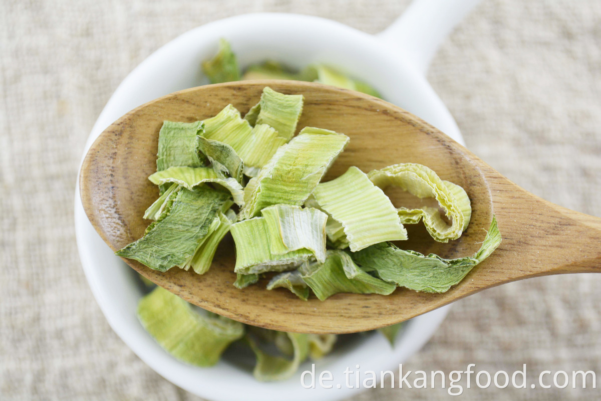 Dehydrated dried green leeks